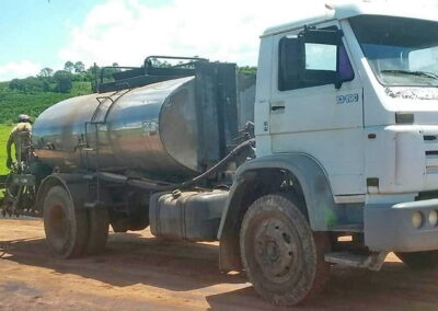 Locação e aluguel de máquinas e caminhões