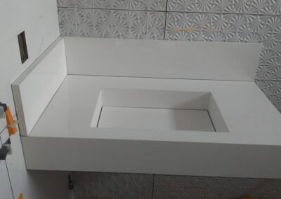 Pia esculpida em mármore branco