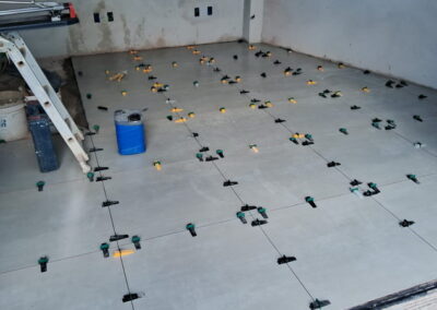 Assentamento de pisos porcelanatos, com a utilização de cunhas, evitando o desnível entre um piso e outro