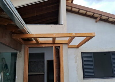Pergolado em balanço de madeira, para recebimento de vidro blindex