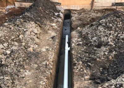 Construção de um dreno para escoamento de água oriunda de lençol freático raso em um solo úmido com surgimento de água a H=0,50m da superfície